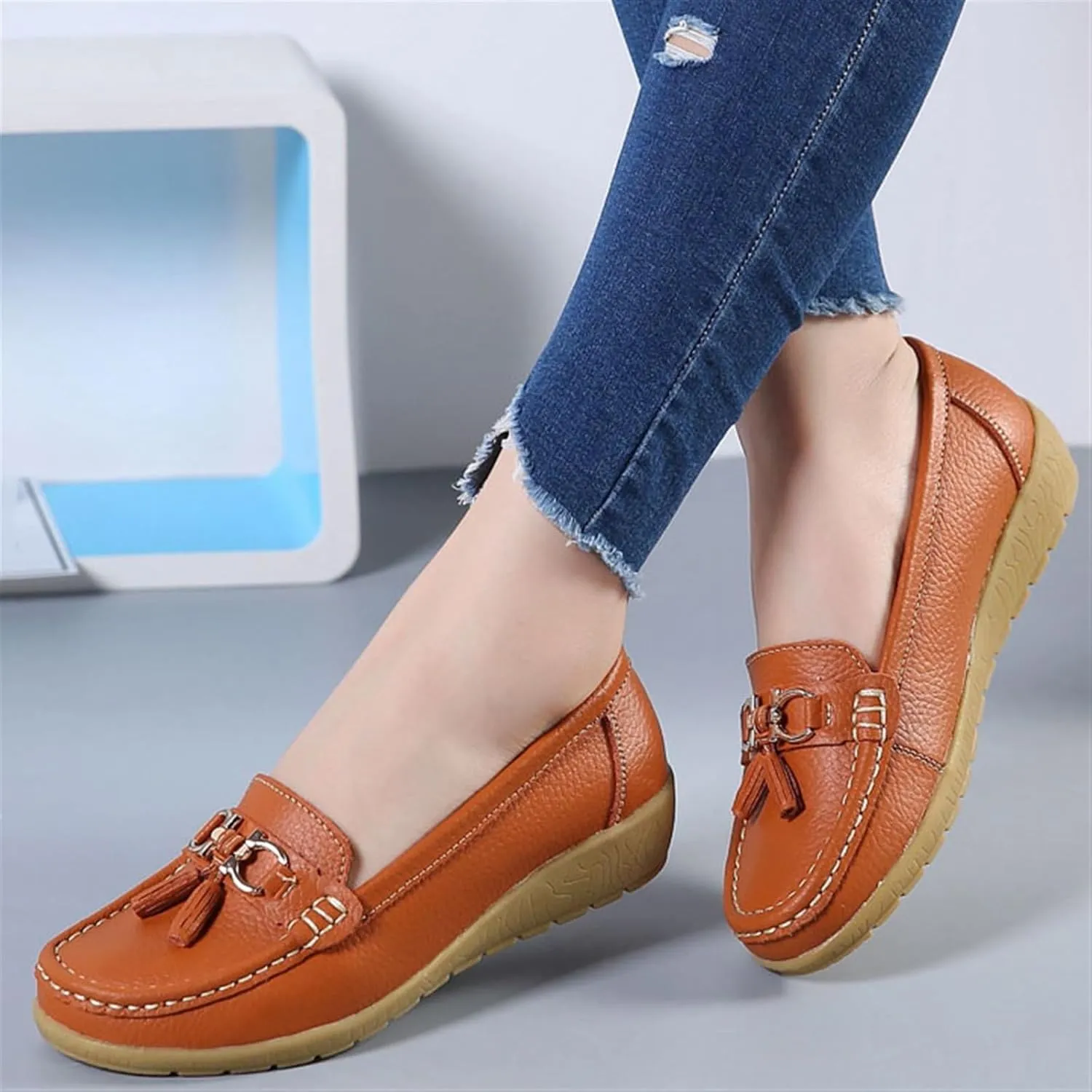 Women Non-Slip Moccasins, Women's Comfortable Leather Tassel Slip-On Breathable Nurse Loafers, with Flat Boat Socks 2 Pairs, with Metal Decoration Driving Shoes, for Mother's Day